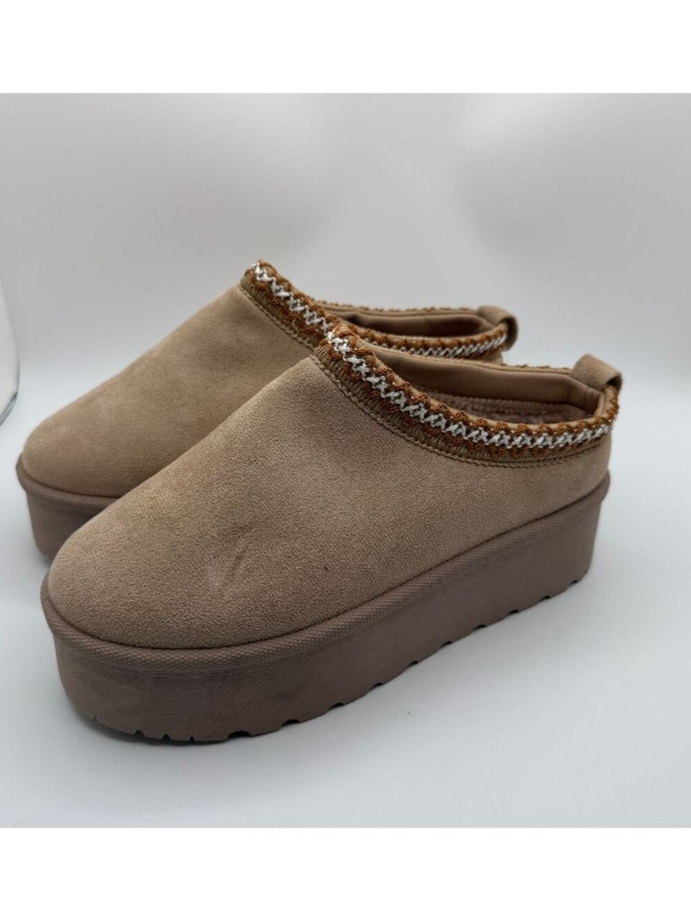 Mudd Stormy Platform Slippers Women Size 7.5 Beige Faux Suede Embroidered Collar